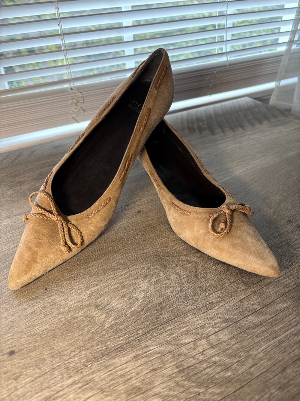 Stuart Weitzman Pointed Toe kitten heel dress shoes in Tan Suede 8.5 wms